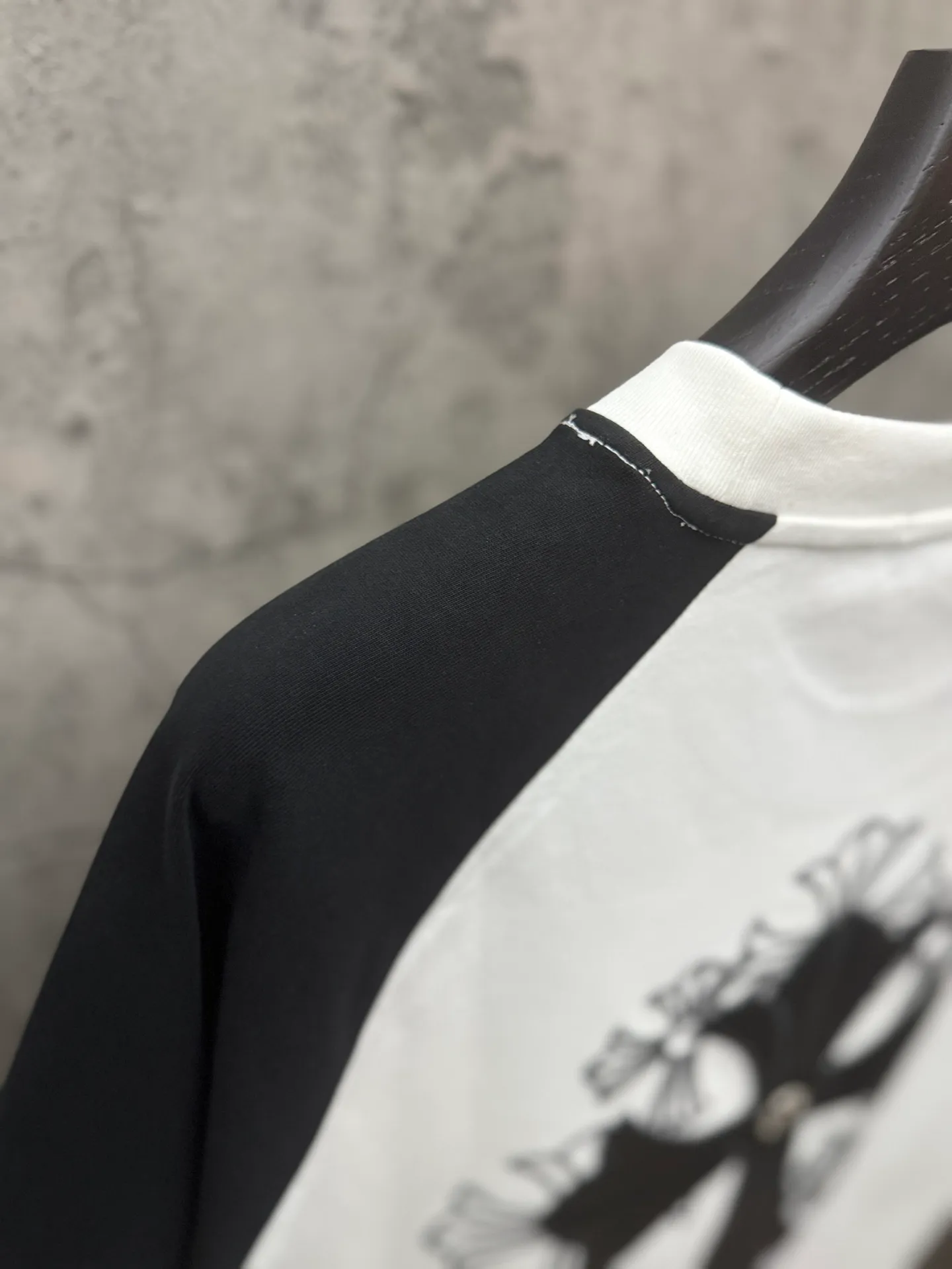 P200 top version, real shot without P, ​​different from market currency) 𝗖𝗵𝗿𝗼𝗺𝗲 𝗛𝗲𝗮𝗿𝘁𝘀/Cro Heart 2026 Spring New Original Single Counter American Laser Skin Embroidery Couple Color Short Sleeves 👑The highest version! Customized fabric 300 grams, best-selling model at the counter, very comfortable to wear. Accessories: original molded and authenticated collar label ➕ 100% silk wash water label. Genuine purchase-grade original hangtag➕matching hanging rope➕3D hanging beads➕original packaging bag. Craftsmanship: The original version has consistent wiring! The highest version of the armhole matching technique! Color: white and black Size: S M L XL Style number: 26-2036